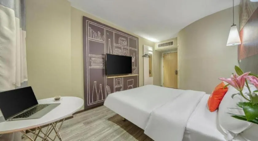 Bed in Ibis Chengdu Kehua Hotel