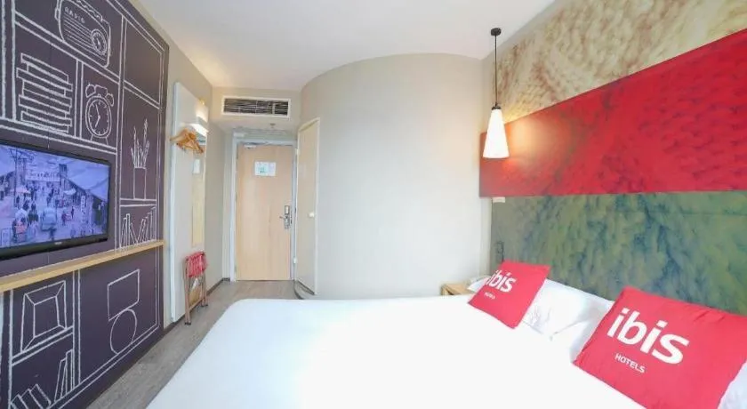 Bed in Ibis Chengdu Kehua Hotel