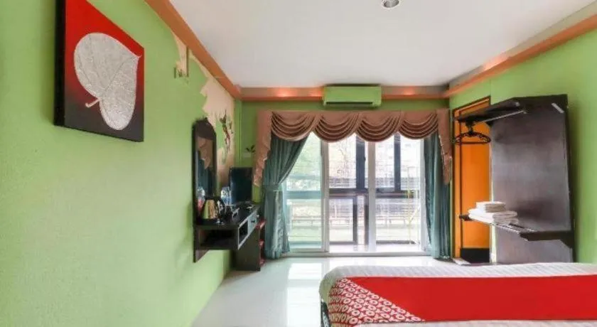 Bed in OYO 768 First Station Hotel