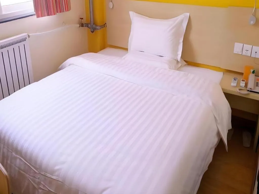 Bed in 7 Days Inn Wuhan University of Technology Mafangshan Metro Station