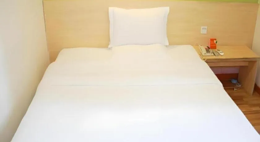 Bed in 7 Days Inn Wuhan University of Technology Mafangshan Metro Station