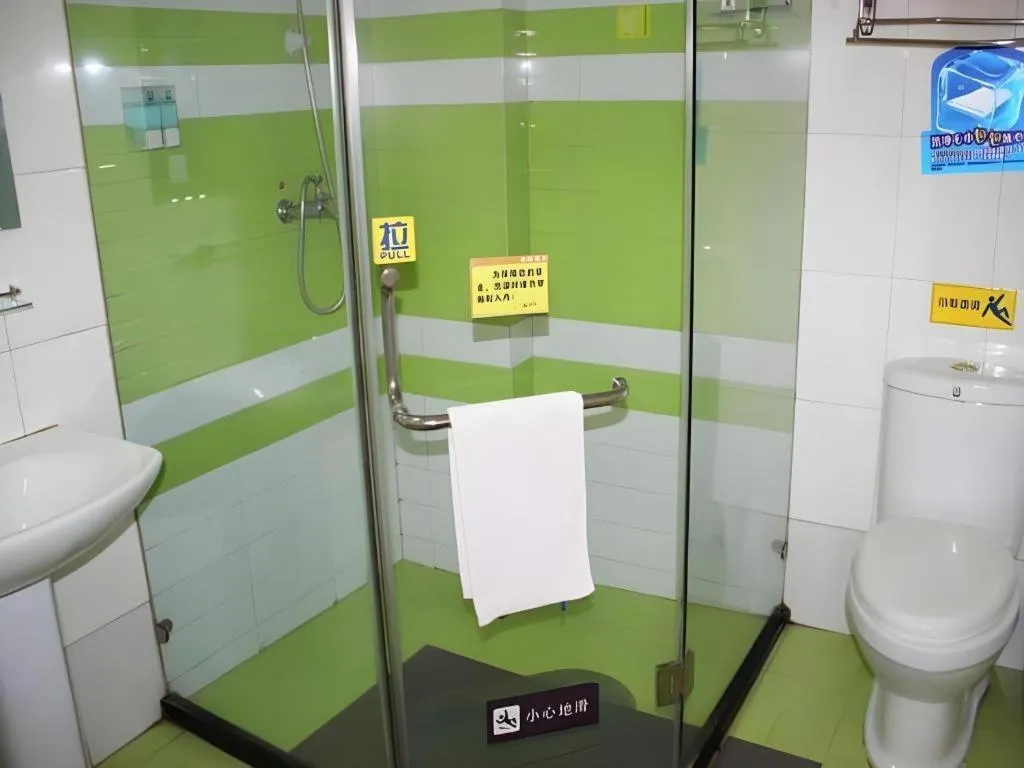 7 Days Inn Wuhan University of Technology Mafangshan Metro Station