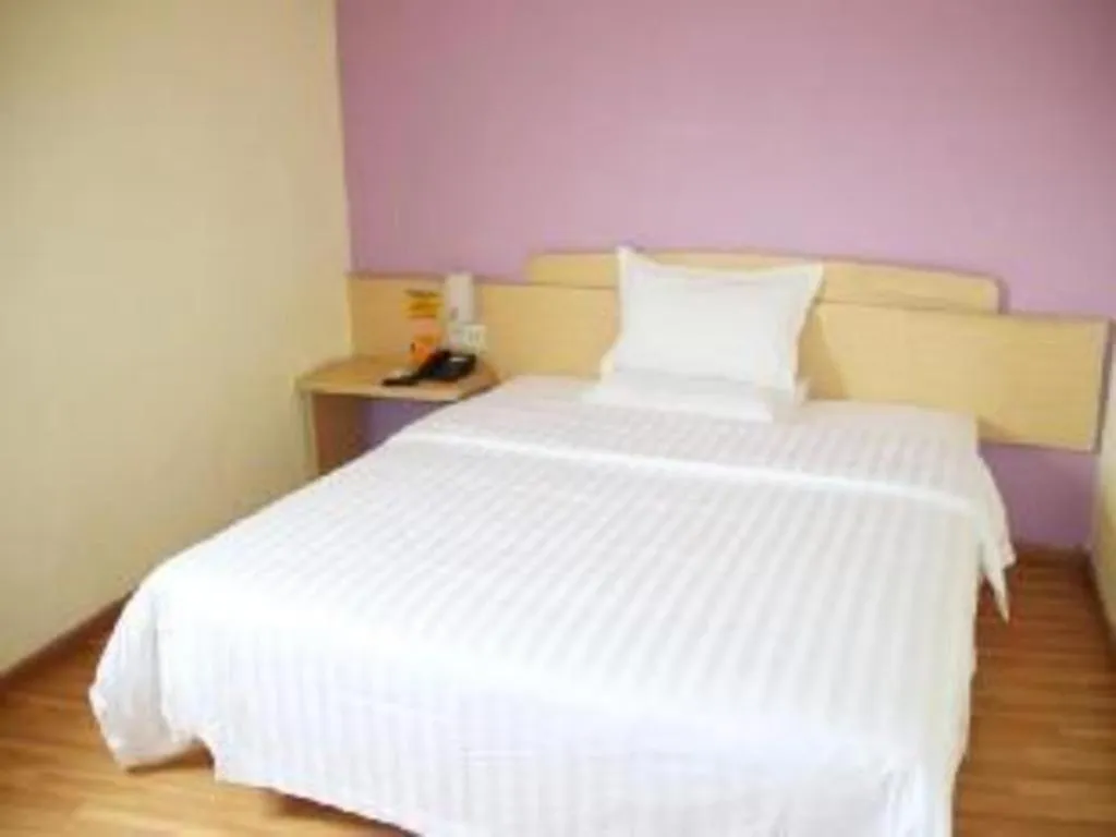 Bed in 7 Days Inn Wuhan University of Technology Mafangshan Metro Station
