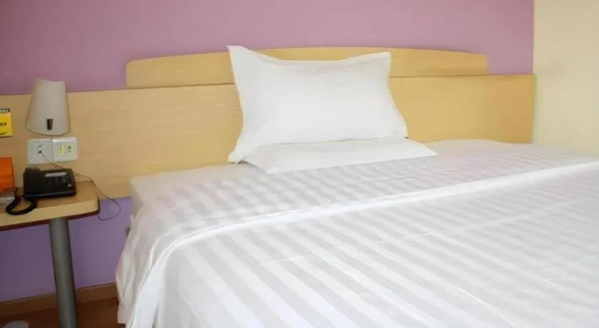 Bed in 7 Days Inn Wuhan University of Technology Mafangshan Metro Station