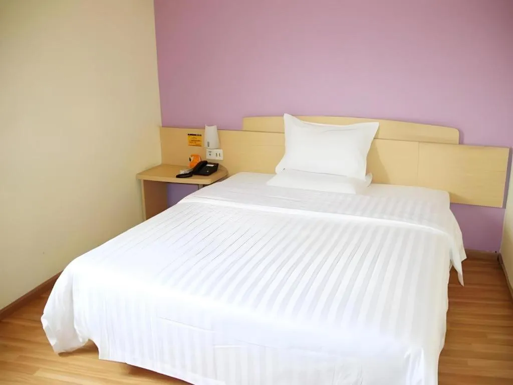 Bed in 7 Days Inn Wuhan University of Technology Mafangshan Metro Station