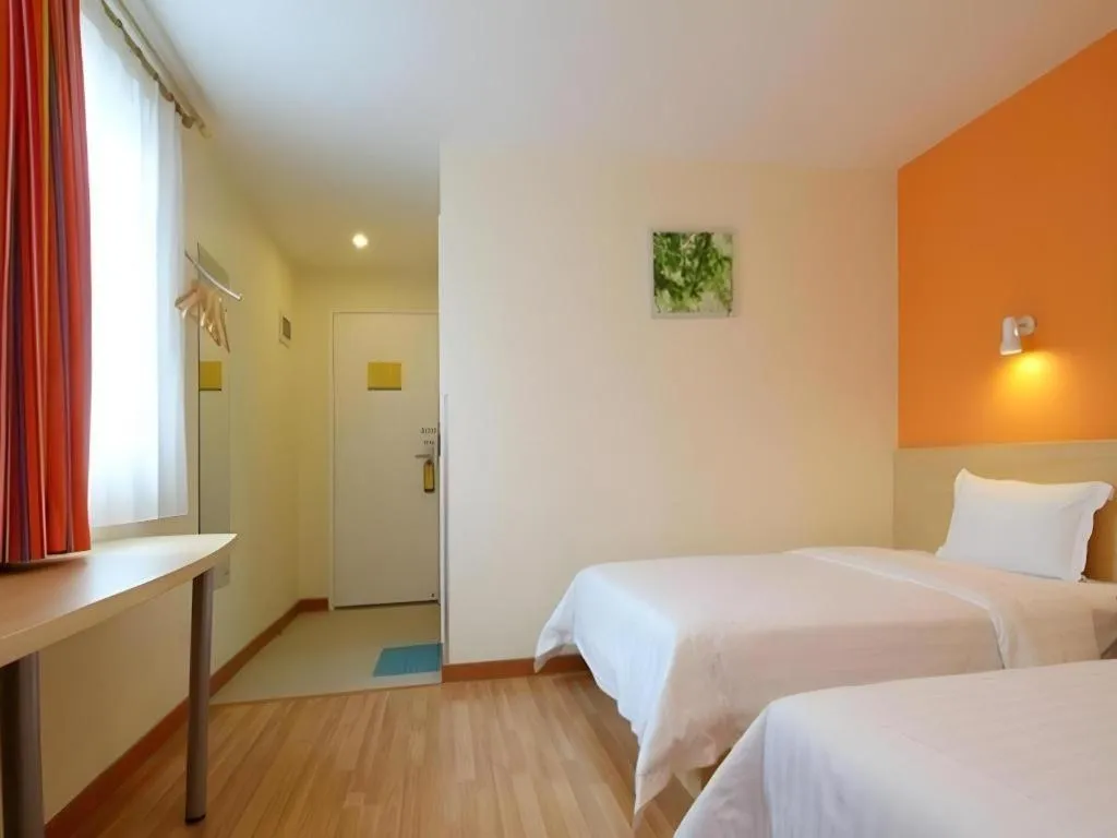 Bed in 7 Days Inn Wuhan University of Technology Mafangshan Metro Station