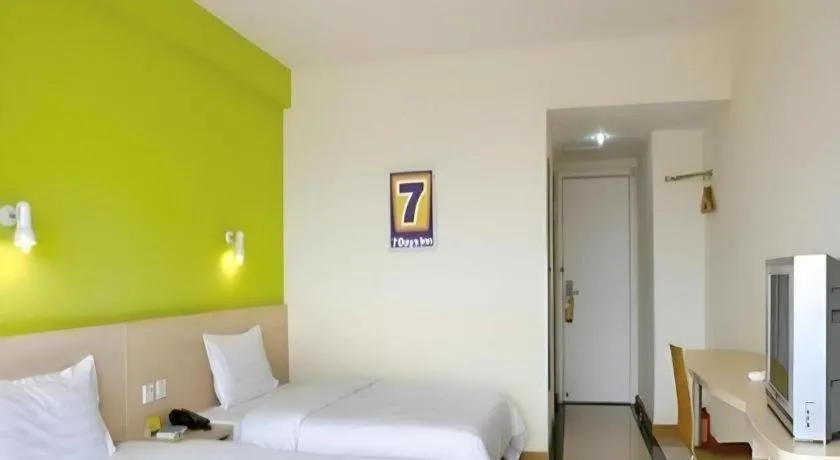 Bed in 7 Days Inn Wuhan University of Technology Mafangshan Metro Station
