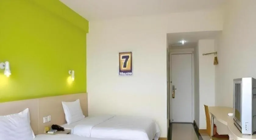Bed in 7 Days Inn Wuhan University of Technology Mafangshan Metro Station