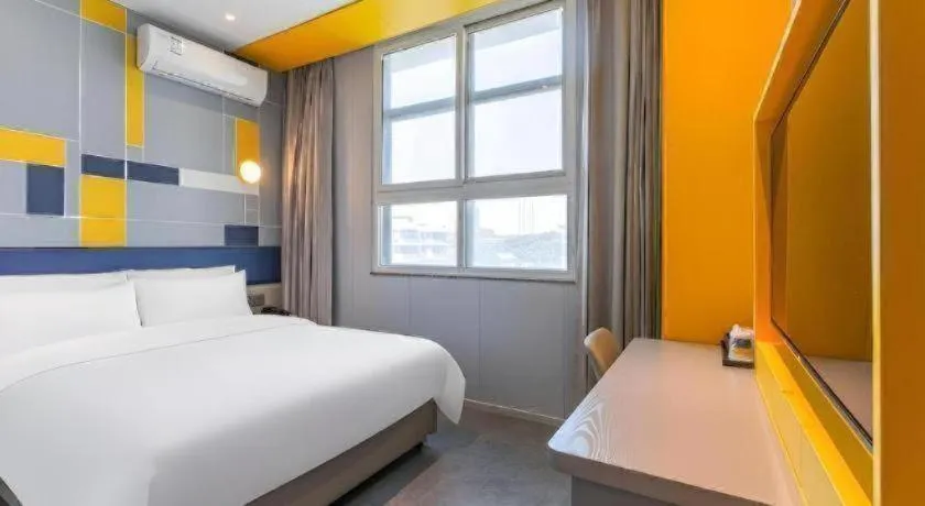 Bed in 7 Days Inn Wuhan University of Technology Mafangshan Metro Station