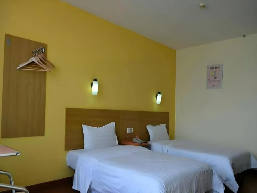 Bed in 7 Days Inn Wuhan University of Technology Mafangshan Metro Station