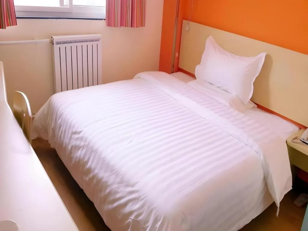 Bed in 7 Days Inn Wuhan University of Technology Mafangshan Metro Station