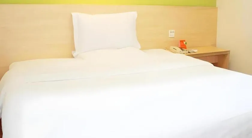 Bed in 7 Days Inn Wuhan University of Technology Mafangshan Metro Station