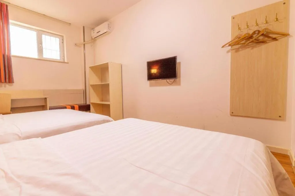 Bed in 7 Days Inn Tianjin Changhong Park Metro Station