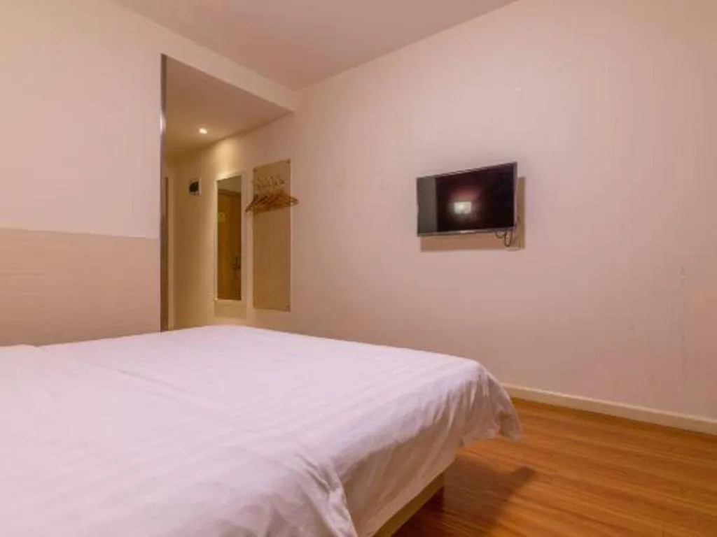 Bed in 7 Days Inn Tianjin Changhong Park Metro Station