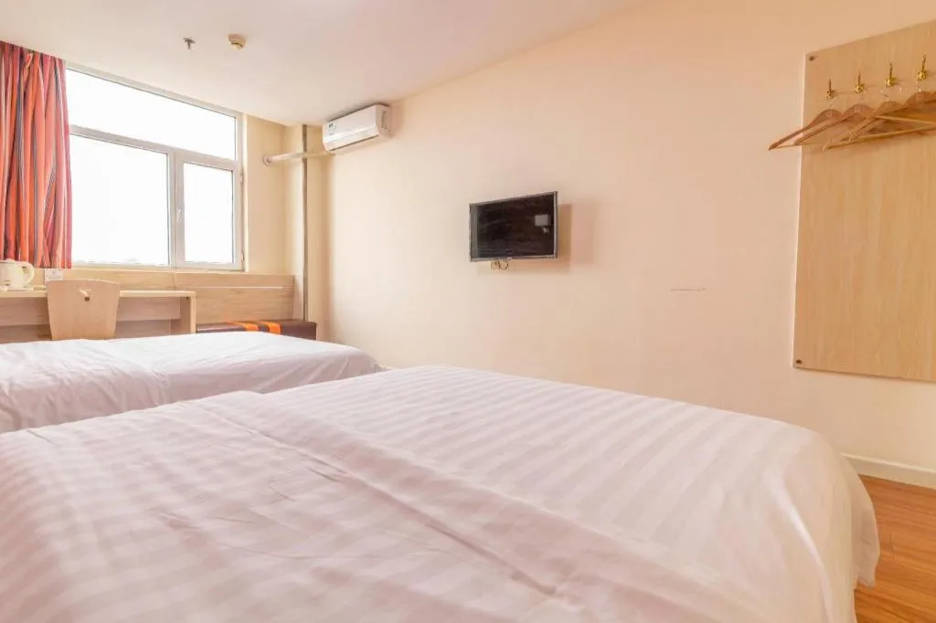 Bed in 7 Days Inn Tianjin Changhong Park Metro Station