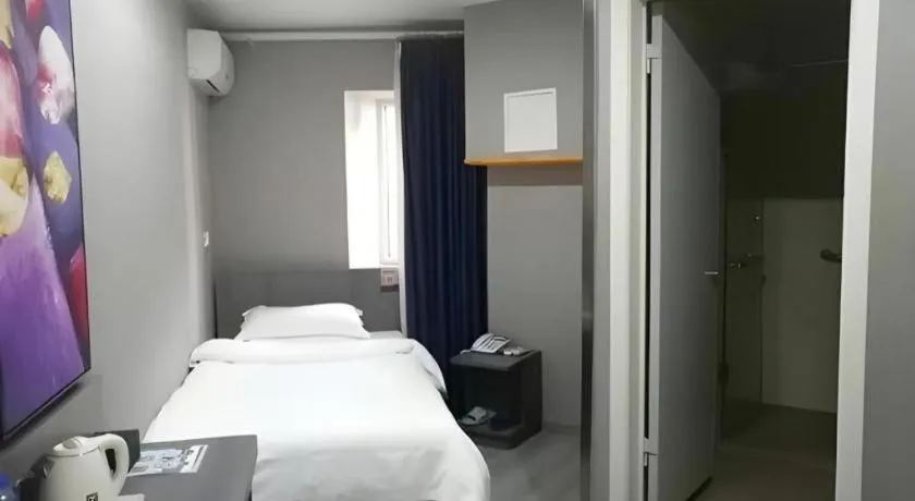 Bed in 7 Days Inn Tianjin Railway Station