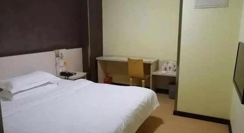 Bed in 7 Days Inn Tianjin Railway Station