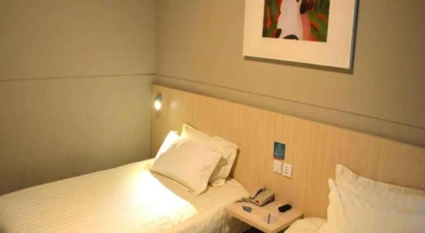 Bed in Jinjiang Inn Hohhot Dazhao Hospital Metro Station