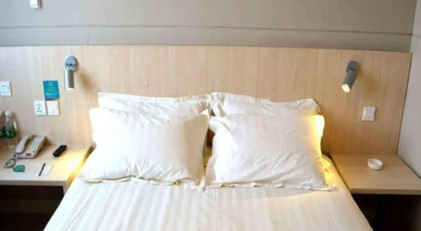 Bed in Jinjiang Inn Hohhot Dazhao Hospital Metro Station