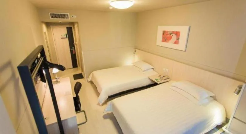 Bed in Jinjiang Inn Hohhot Dazhao Hospital Metro Station
