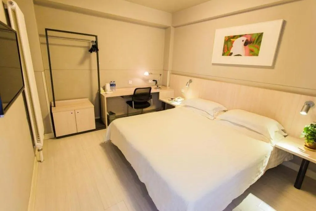 Bed in Jinjiang Inn Hohhot Dazhao Hospital Metro Station