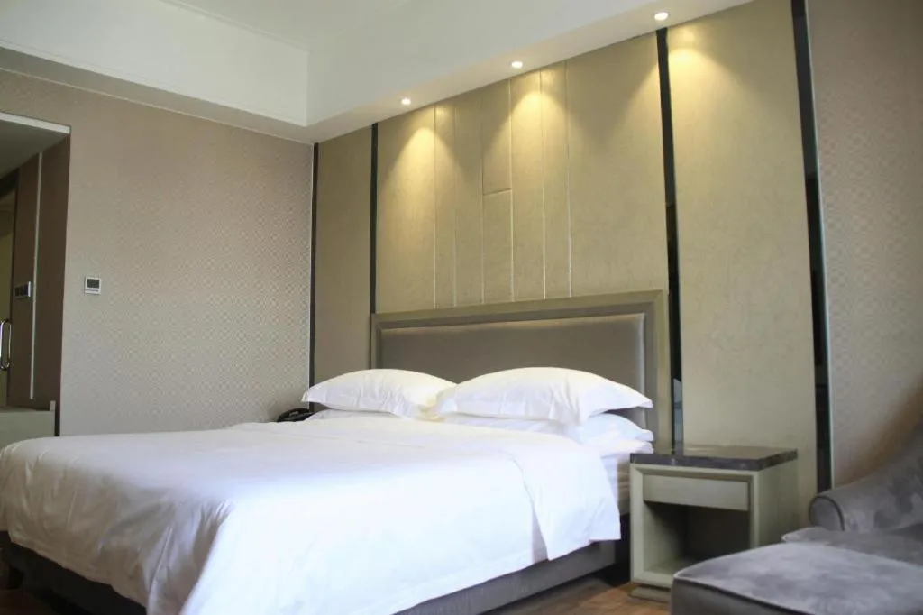 Bed in Guangzhou Rongjin hotel