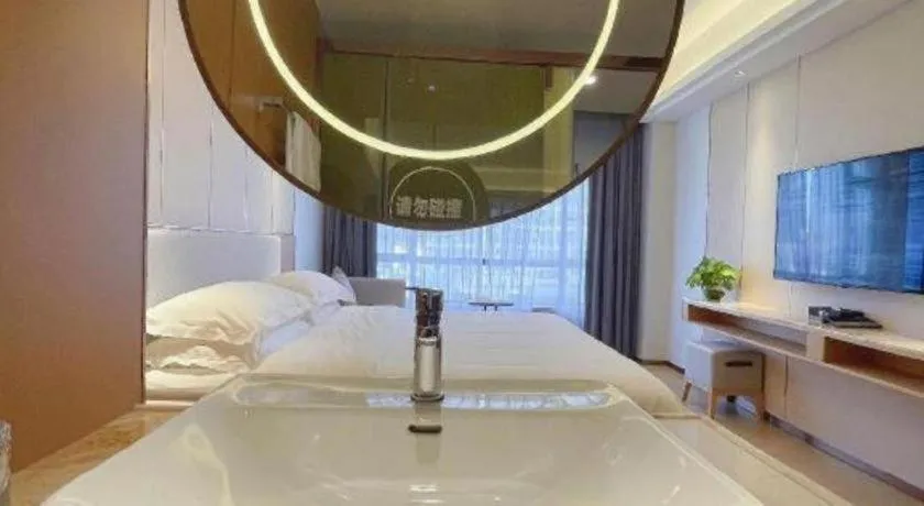 Bed in Guangzhou Rongjin hotel