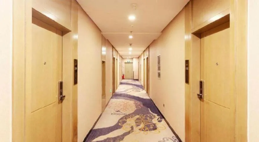 Bed in Guangzhou Rongjin hotel