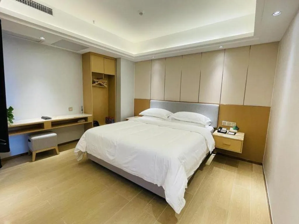 Bed in Guangzhou Rongjin hotel