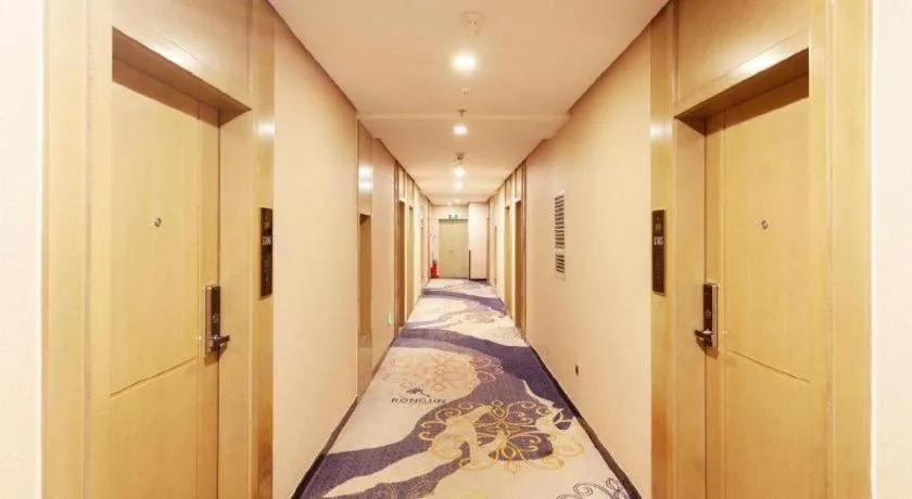 Bed in Guangzhou Rongjin hotel