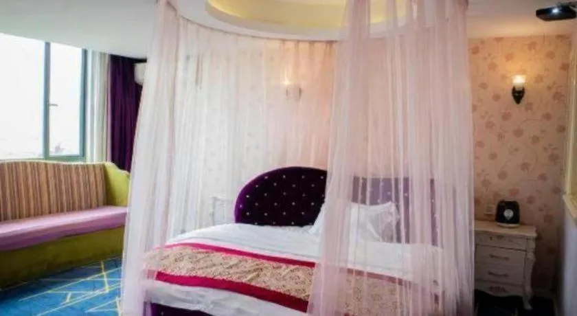 Bed in Guangzhou Impression Hotel