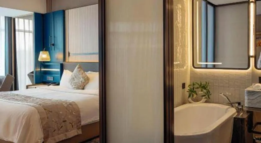 Bed in CITIC Jinling Hotel