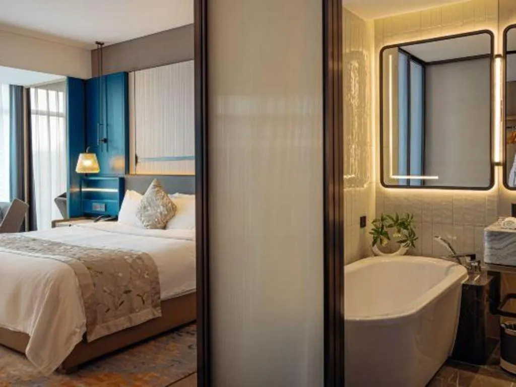 Bed in CITIC Jinling Hotel