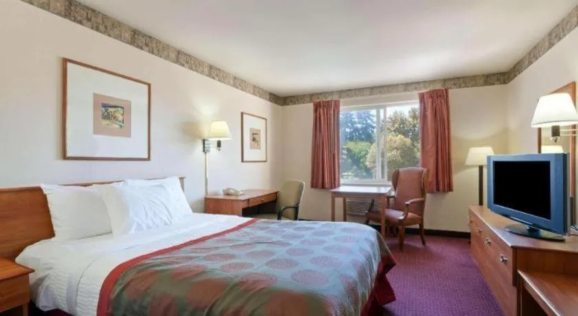 Bed in Ramada by Wyndham SeaTac Airport North