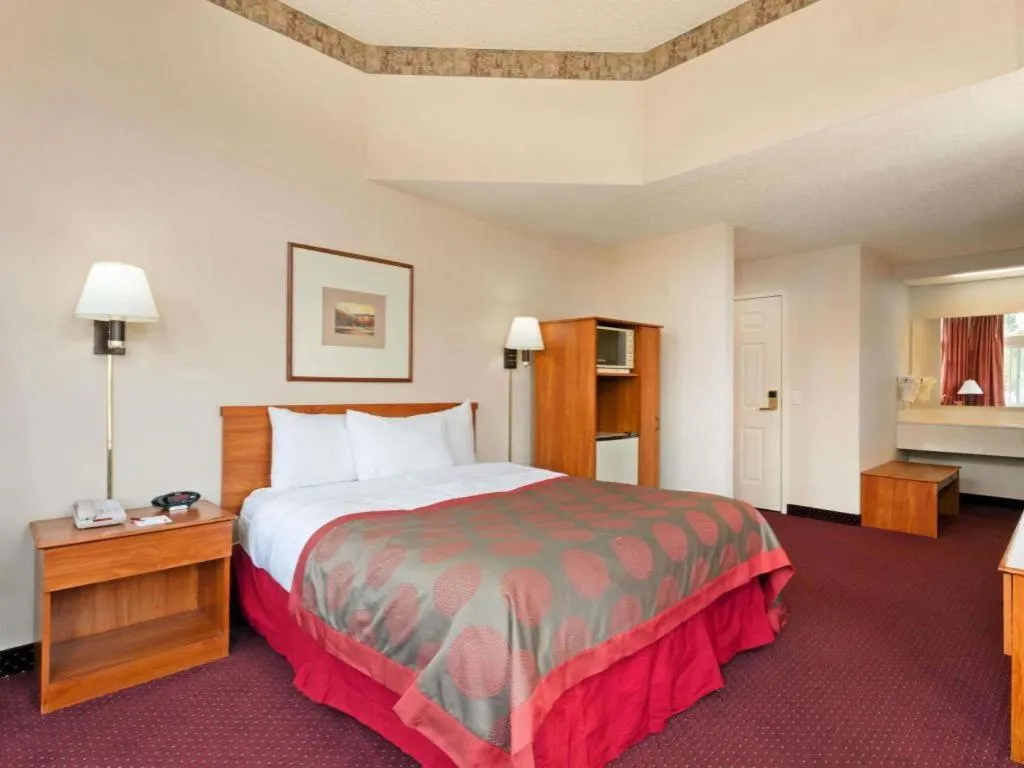 Bed in Ramada by Wyndham SeaTac Airport North