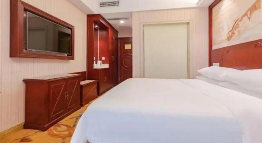 Bed in Vienna Hotel Shenzhen Exhibition Center Gangxia Metro Station