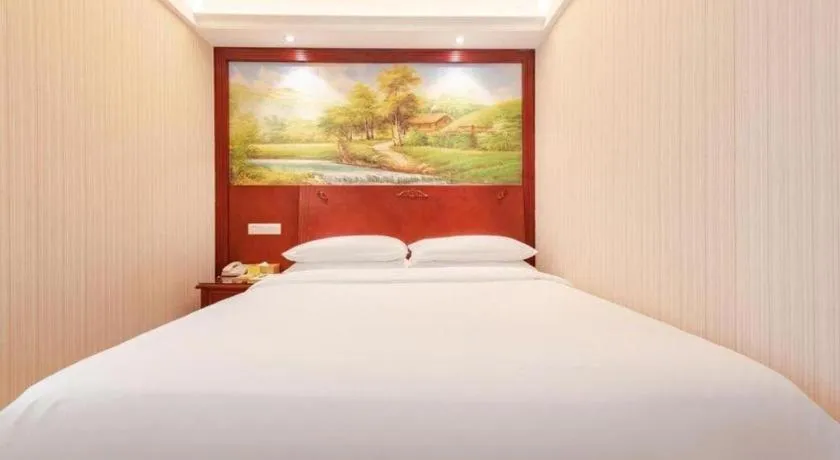 Bed in Vienna Hotel Shenzhen Exhibition Center Gangxia Metro Station