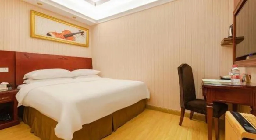 Bed in Vienna Hotel Shenzhen Exhibition Center Gangxia Metro Station