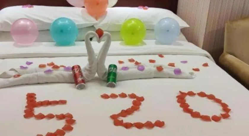 Bed in Vienna Hotel Shenzhen Exhibition Center Gangxia Metro Station