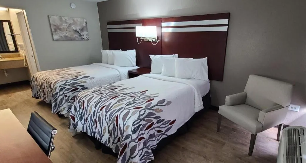 Bed in Red Roof Inn Florence, SC