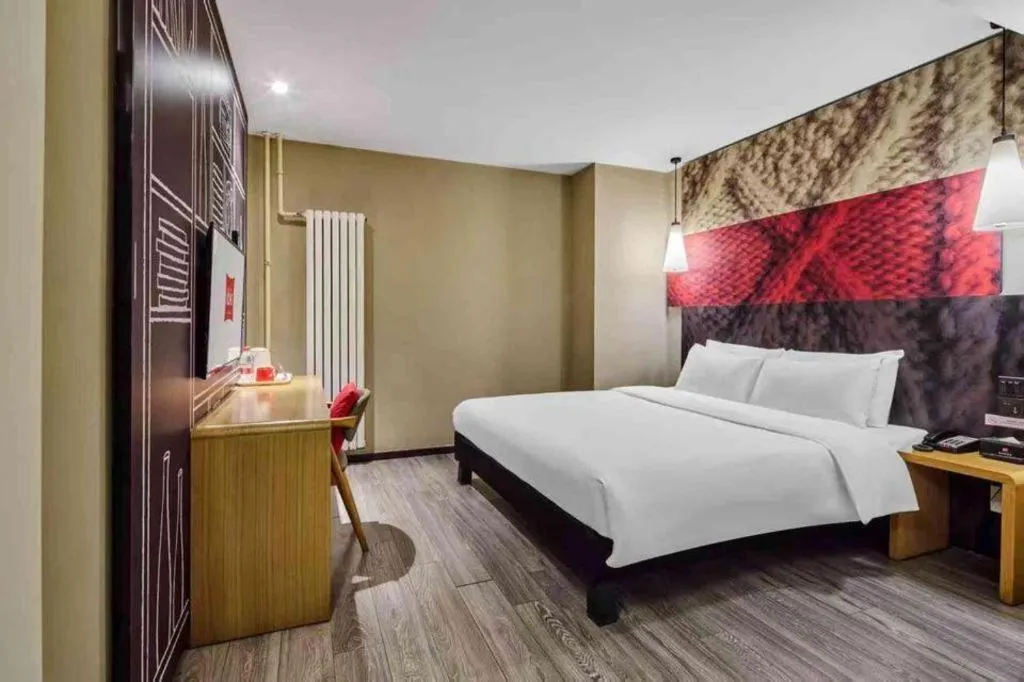 Bed in ibis Xian South Gate