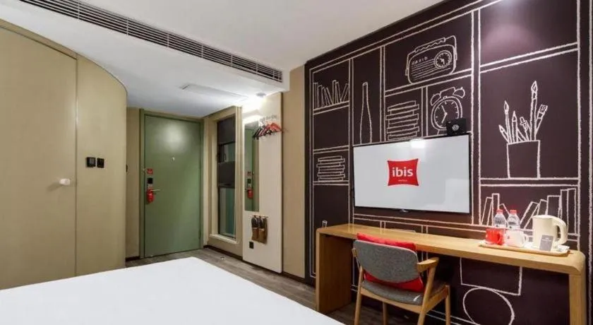 Bed in ibis Xian South Gate