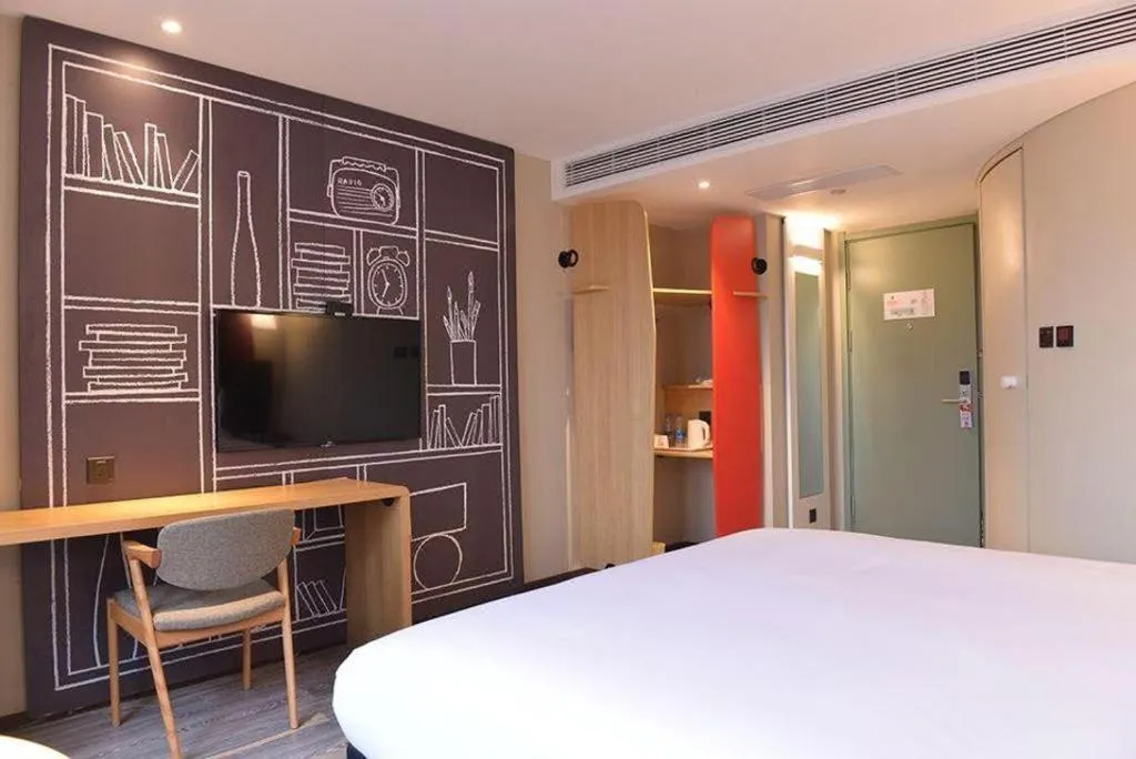 Bed in ibis Xian South Gate