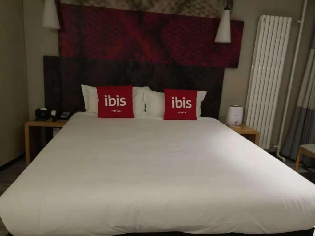 Bed in ibis Xian South Gate