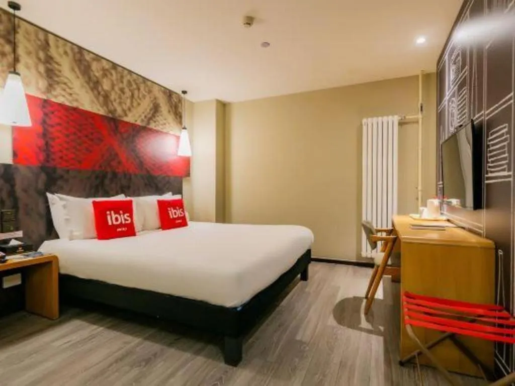 Bed in ibis Xian South Gate