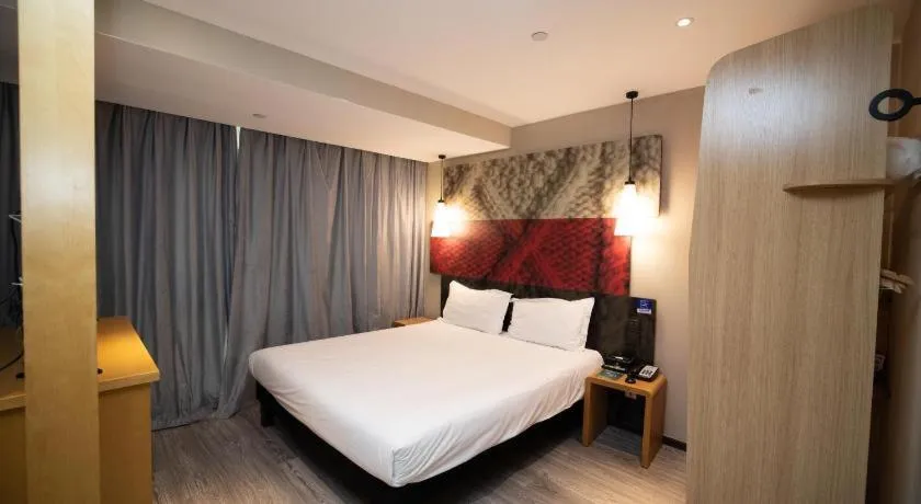 Bed in ibis Wuxi Jiangnan University