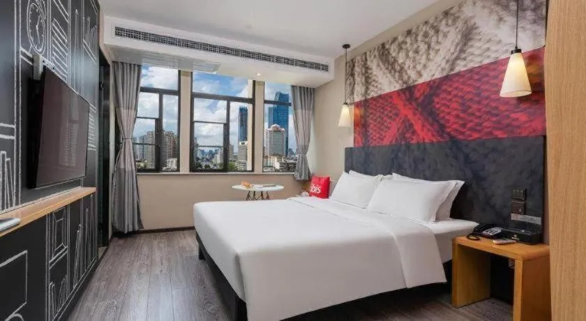 Bed in ibis Kunming Beijing Rd
