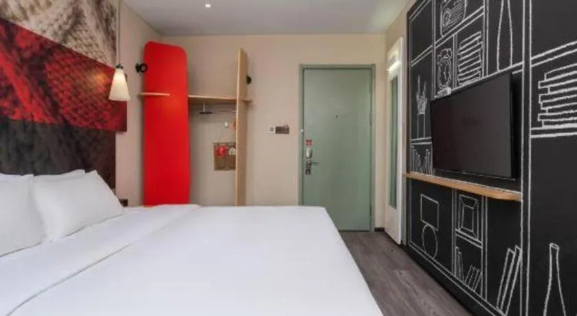 Bed in ibis Kunming Beijing Rd