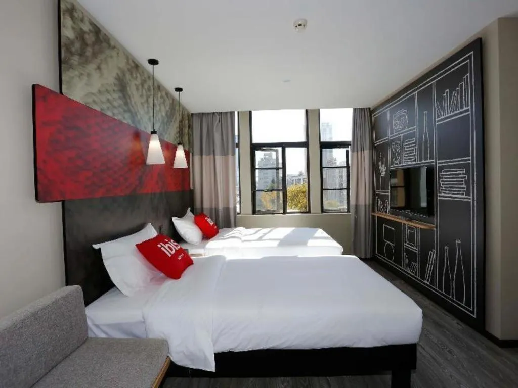 Bed in ibis Kunming Beijing Rd