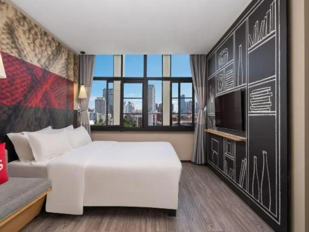 Bed in ibis Kunming Beijing Rd